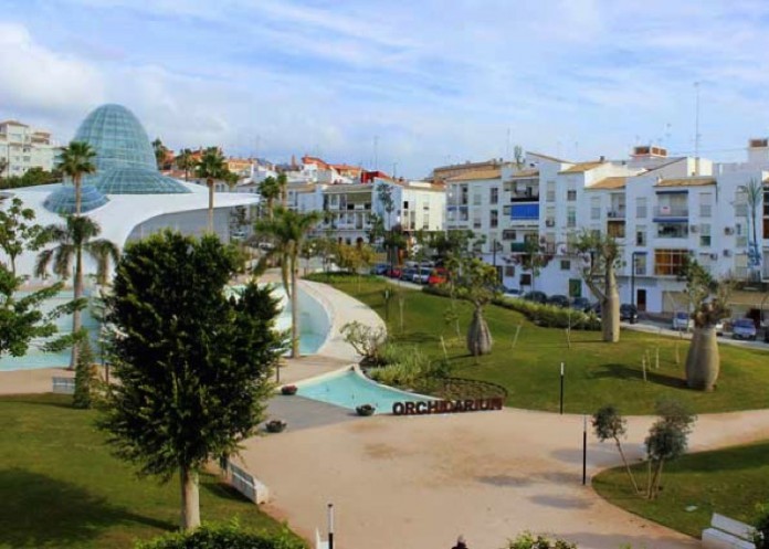 El Ayuntamiento realiza un conjunto de murales de más de 4.200 metros cuadrados junto al Parque Botánico-Orquidario de Estepona